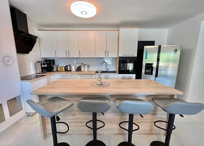 Vila With Pool 45802 *