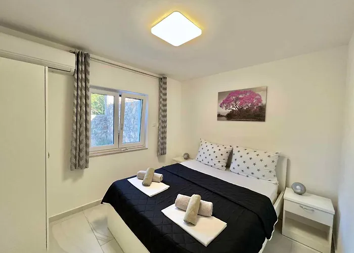 Vila With Pool 45802