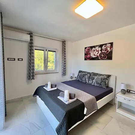 With Pool 45802 Villa *